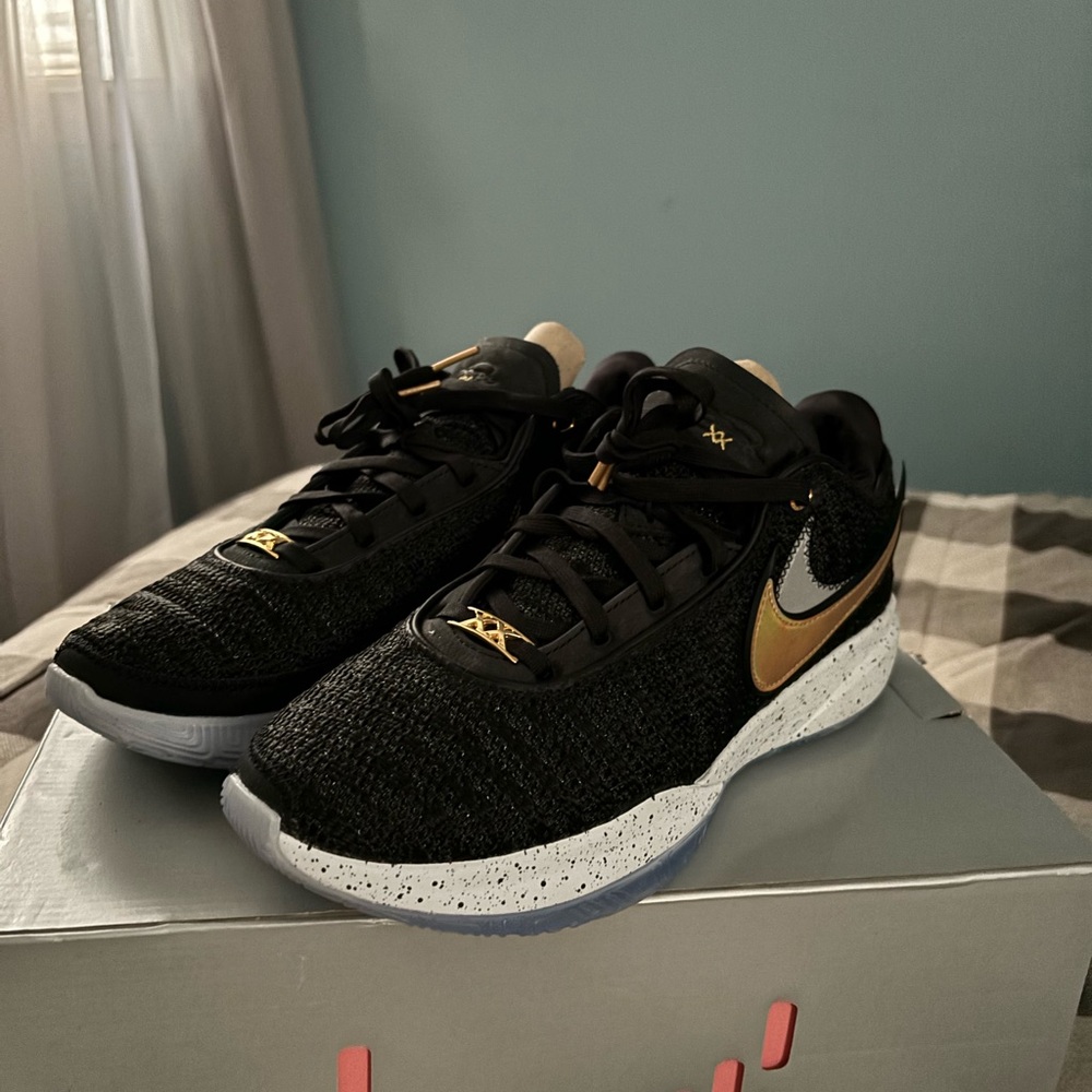 Lebron 20 ‘Black and Gold’